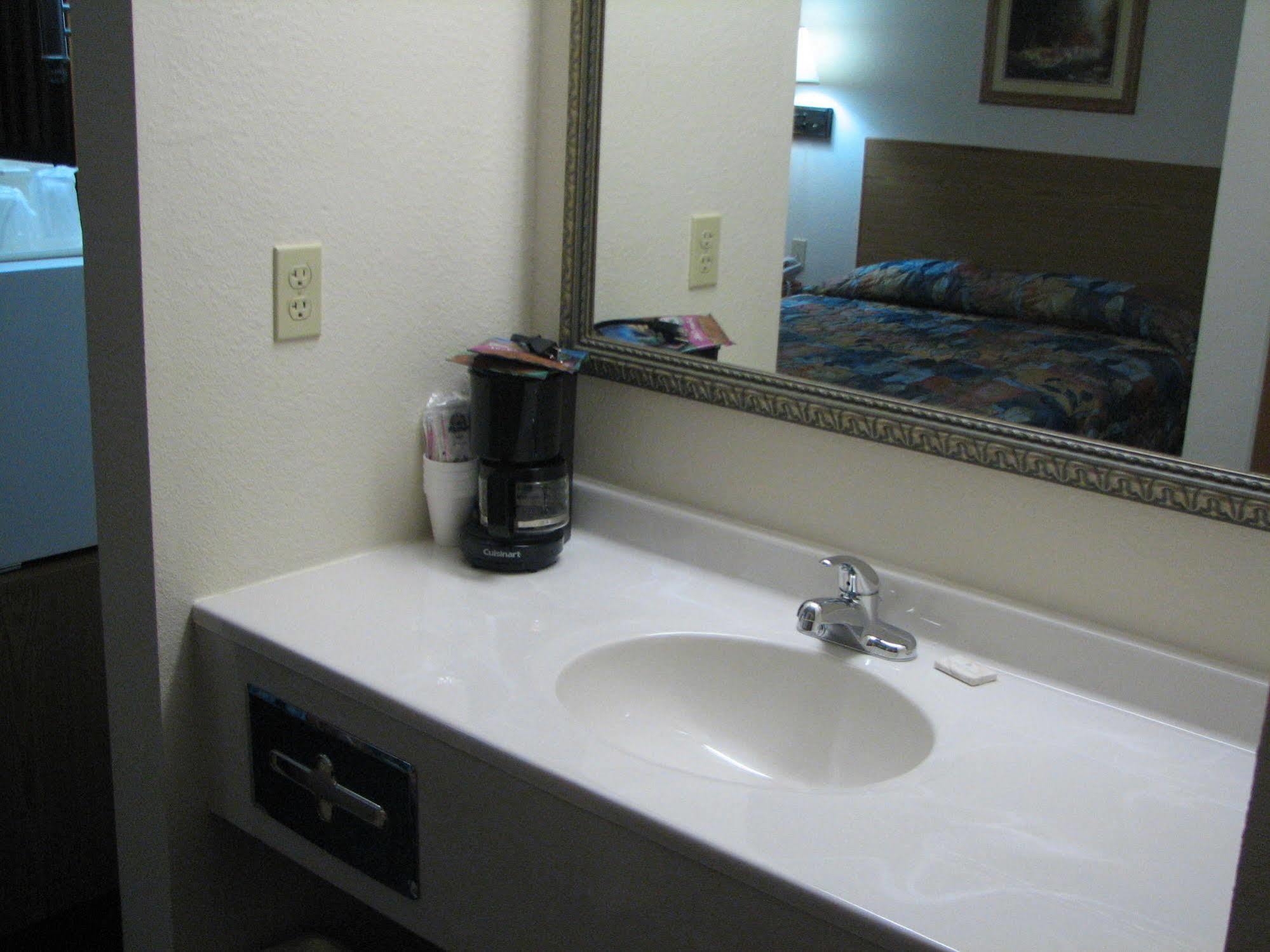 Travelodge By Wyndham Fort Scott Extérieur photo